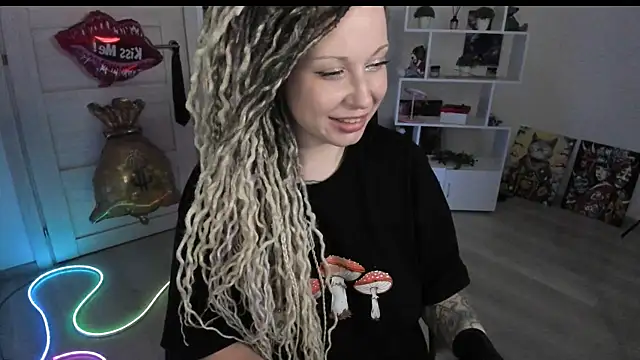 Snapshot of HoneySallyMoore chatting on June 14, 2:24 am HoneySallyMoore online show from June 14, 2:24 am