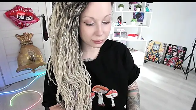 Snapshot of HoneySallyMoore chatting on June 18, 3:49 pm HoneySallyMoore online show from June 18, 3:49 pm