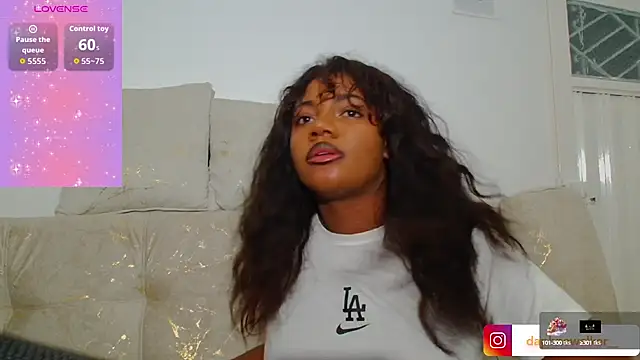 Snapshot of Daphnewalker__ chatting on October 1, 3:01 am Daphnewalker   online show from October 1, 3:01 am