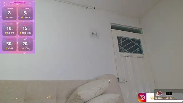 Snapshot of Daphnewalker__ chatting on October 9, 10:35 am Daphnewalker   online show from October 9, 10:35 am