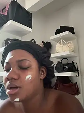 Snapshot of Daphnewalker__ chatting on April 15, 1:51 pm Daphnewalker online show from April 15, 1:51 pm