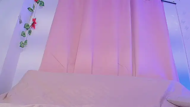 Snapshot of Daphnewalker__ chatting on June 23, 11:19 am Daphnewalker online show from June 23, 11:19 am