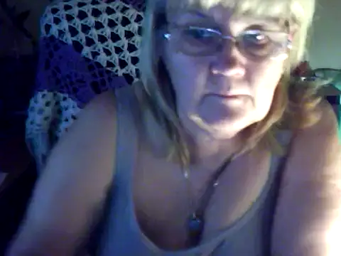 Snapshot of Violet5364 chatting on March 10, 9:51 pm Violet5364 online show from March 10, 9:51 pm