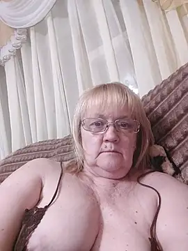 Snapshot of Violet5364 chatting on June 6, 8:13 pm Violet5364 online show from June 6, 8:13 pm