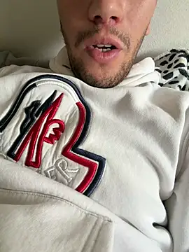 Snapshot of yaxxx03 chatting on October 26, 12:44 pm yaxxx03 online show from October 26, 12:44 pm