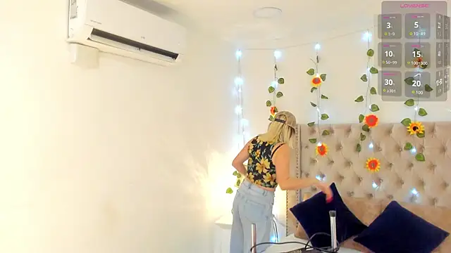 Snapshot of CandieGilson__ chatting on October 6, 12:46 pm CandieGilson   online show from October 6, 12:46 pm