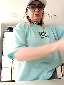 Snapshot of CandieGilson__ chatting on October 13, 12:38 pm CandieGilson   online show from October 13, 12:38 pm