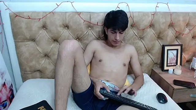 Snapshot of Estiv18_ chatting on February 14, 6:34 am Estiv18 online show from February 14, 6:34 am