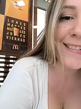 Snapshot of Mona_Plus chatting on February 17, 11:07 am Mona Plus online show from February 17, 11:07 am