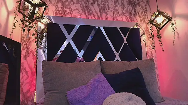 charlotte bluee online show from October 27, 6:45 pm