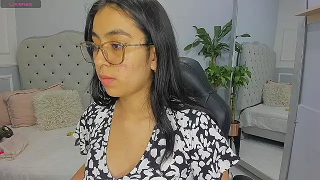 Snapshot of lucelly_15 chatting on February 15, 11:30 am lucelly 15 online show from February 15, 11:30 am