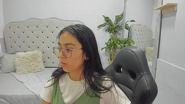 Snapshot of lucelly_15 chatting on February 18, 11:39 am lucelly 15 online show from February 18, 11:39 am