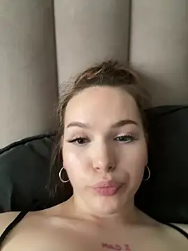Snapshot of -Amora chatting on July 10, 11:13 am -Amora online show from July 10, 11:13 am