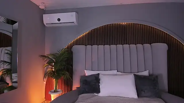 Snapshot of MelanieHillss chatting on January 18, 4:05 am MelanieHillss online show from January 18, 4:05 am