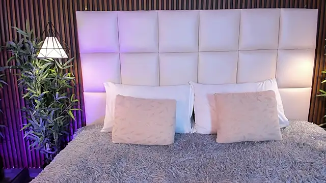 MelanieHillss online show from April 1, 4:35 am