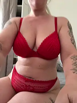 Snapshot of Lar0uch chatting on February 20, 12:57 pm Lar0uch online show from February 20, 12:57 pm