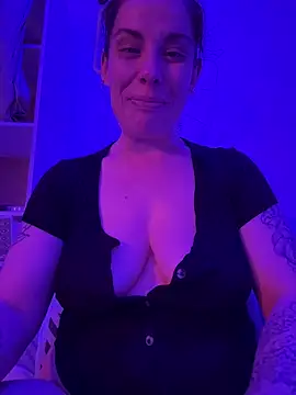 Snapshot of Lar0uch chatting on February 24, 5:20 pm Lar0uch online show from February 24, 5:20 pm