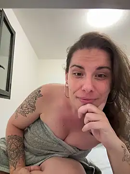 Snapshot of Lar0uch chatting on March 5, 5:39 pm Lar0uch online show from March 5, 5:39 pm