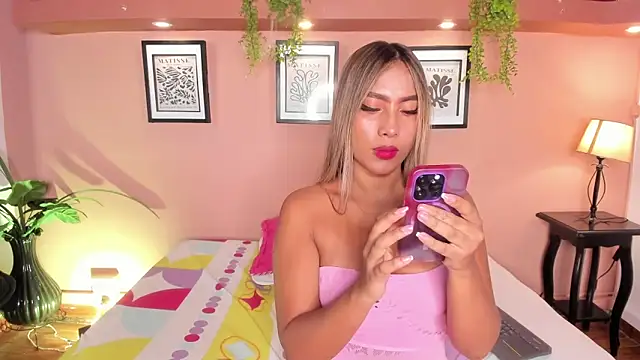 SofiaBennett  online show from May 4, 1:07 pm
