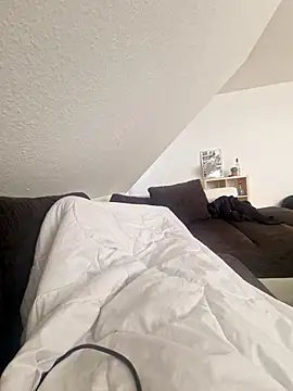 Snapshot of DerechteJunge chatting on February 15, 8:46 am DerechteJunge online show from February 15, 8:46 am