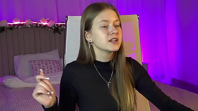 Snapshot of EveMundie chatting on January 19, 10:19 am EveMundie online show from January 19, 10:19 am