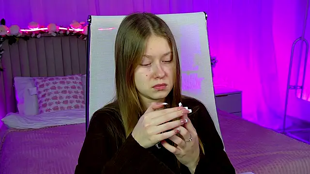 Snapshot of EveMundie chatting on February 5, 6:29 am EveMundie online show from February 5, 6:29 am