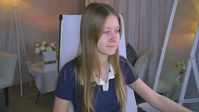 Snapshot of EveMundie chatting on February 11, 6:40 am EveMundie online show from February 11, 6:40 am