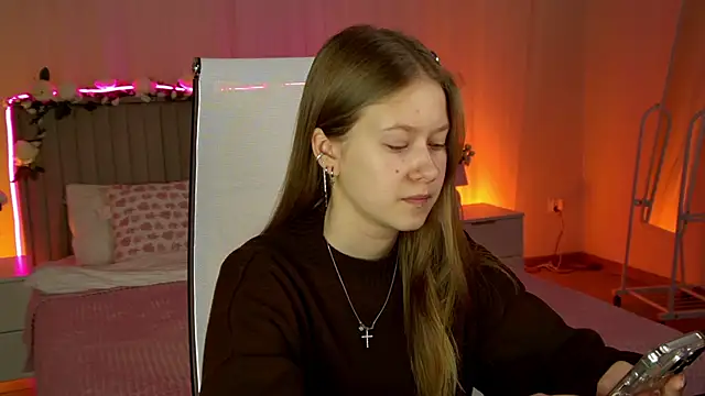 Snapshot of EveMundie chatting on February 12, 6:30 am EveMundie online show from February 12, 6:30 am