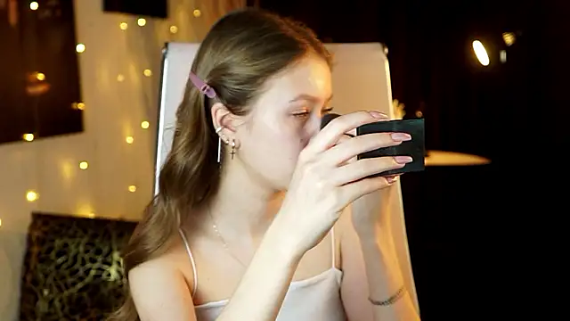 Snapshot of EveMundie chatting on February 27, 8:25 am EveMundie online show from February 27, 8:25 am