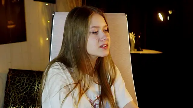 Snapshot of EveMundie chatting on March 2, 11:06 am EveMundie online show from March 2, 11:06 am