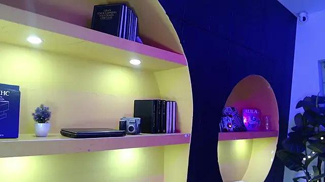 AnahisBennett online show from April 10, 4:39 am