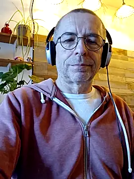 Snapshot of Xavspank2 chatting on March 10, 10:42 am Xavspank2 online show from March 10, 10:42 am