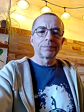 Snapshot of Xavspank2 chatting on March 25, 2:45 pm Xavspank2 online show from March 25, 2:45 pm