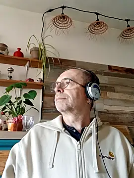 Snapshot of Xavspank2 chatting on March 27, 8:37 am Xavspank2 online show from March 27, 8:37 am