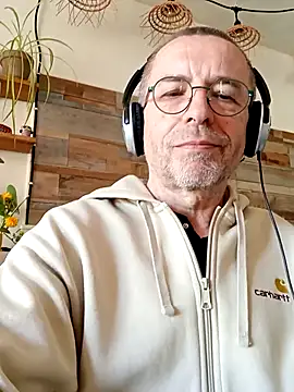 Snapshot of Xavspank2 chatting on March 30, 9:43 am Xavspank2 online show from March 30, 9:43 am