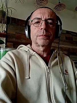Snapshot of Xavspank2 chatting on April 13, 9:37 am Xavspank2 online show from April 13, 9:37 am