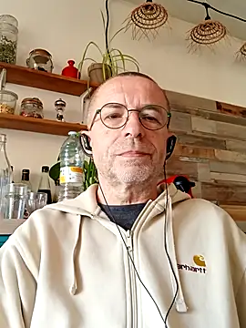 Snapshot of Xavspank2 chatting on April 14, 9:15 am Xavspank2 online show from April 14, 9:15 am