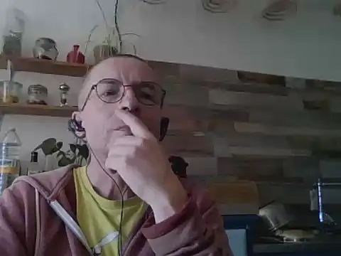 Snapshot of Xavspank2 chatting on April 15, 1:18 pm Xavspank2 online show from April 15, 1:18 pm