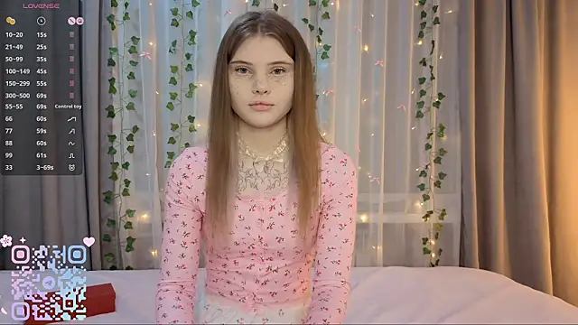 Snapshot of CarolinePepper chatting on February 25, 1:43 pm CarolinePepper online show from February 25, 1:43 pm