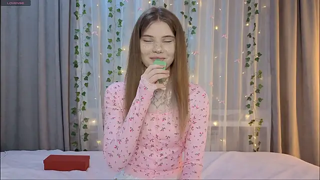 Snapshot of CarolinePepper chatting on February 26, 2:16 pm CarolinePepper online show from February 26, 2:16 pm