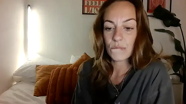 Snapshot of Edenfox- chatting on July 31, 10:53 pm Edenfox- online show from July 31, 10:53 pm