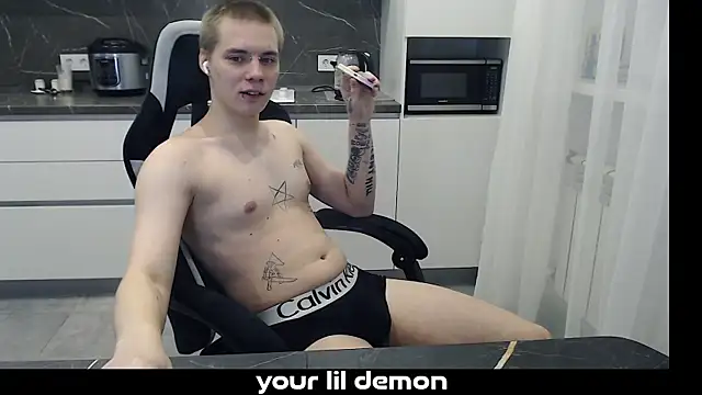 Snapshot of yourlildemon chatting on February 18, 6:26 pm yourlildemon online show from February 18, 6:26 pm
