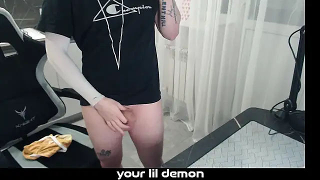 Snapshot of yourlildemon chatting on February 21, 6:31 pm yourlildemon online show from February 21, 6:31 pm
