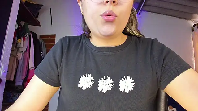 Snapshot of Emily__katz chatting on May 5, 2:14 pm Emily katz online show from May 5, 2:14 pm