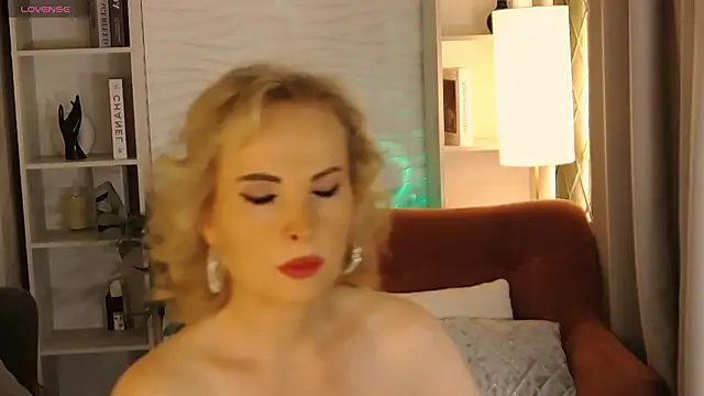 Snapshot of Sandra_Kind chatting on March 1, 5:42 am Sandra Kind online show from March 1, 5:42 am