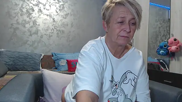 Snapshot of RosesandLillies chatting on February 28, 7:48 pm RosesandLillies online show from February 28, 7:48 pm