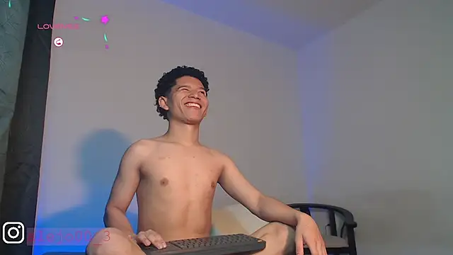 Snapshot of Magno_03 chatting on October 6, 11:46 pm Magno 03 online show from October 6, 11:46 pm