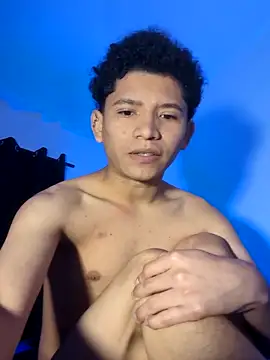 Snapshot of Magno_03 chatting on October 22, 8:52 pm Magno 03 online show from October 22, 8:52 pm