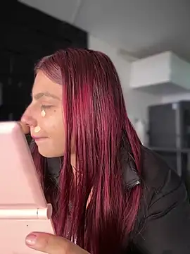 Snapshot of Emily-teen chatting on February 7, 4:43 pm Emily-teen online show from February 7, 4:43 pm