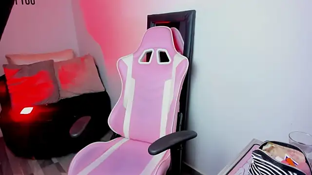 Zamira Taylor online show from March 18, 7:20 pm